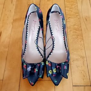 NWOTBetsey Johnson Bret heels